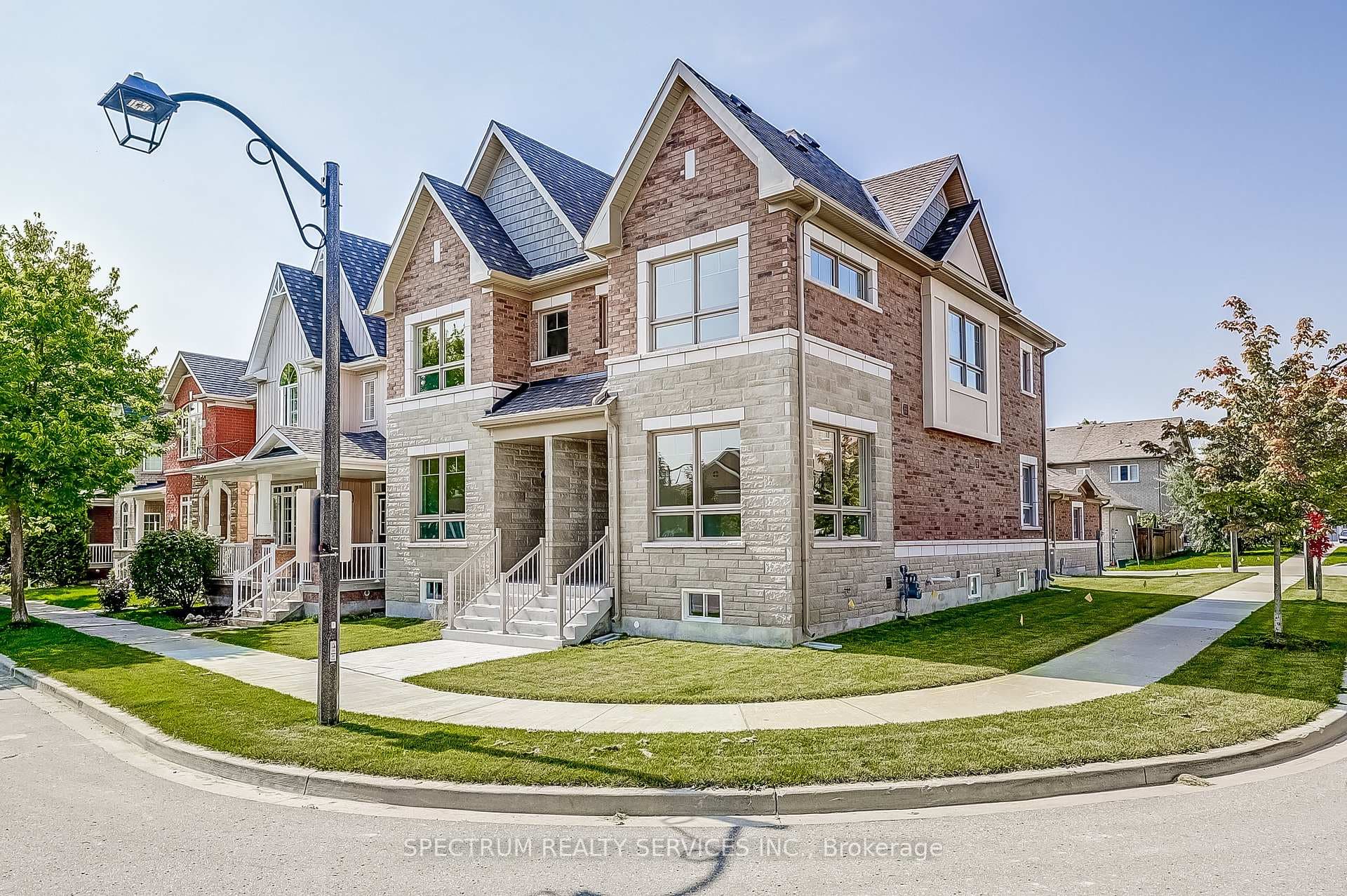 40 Lindcrest Manor photo 2