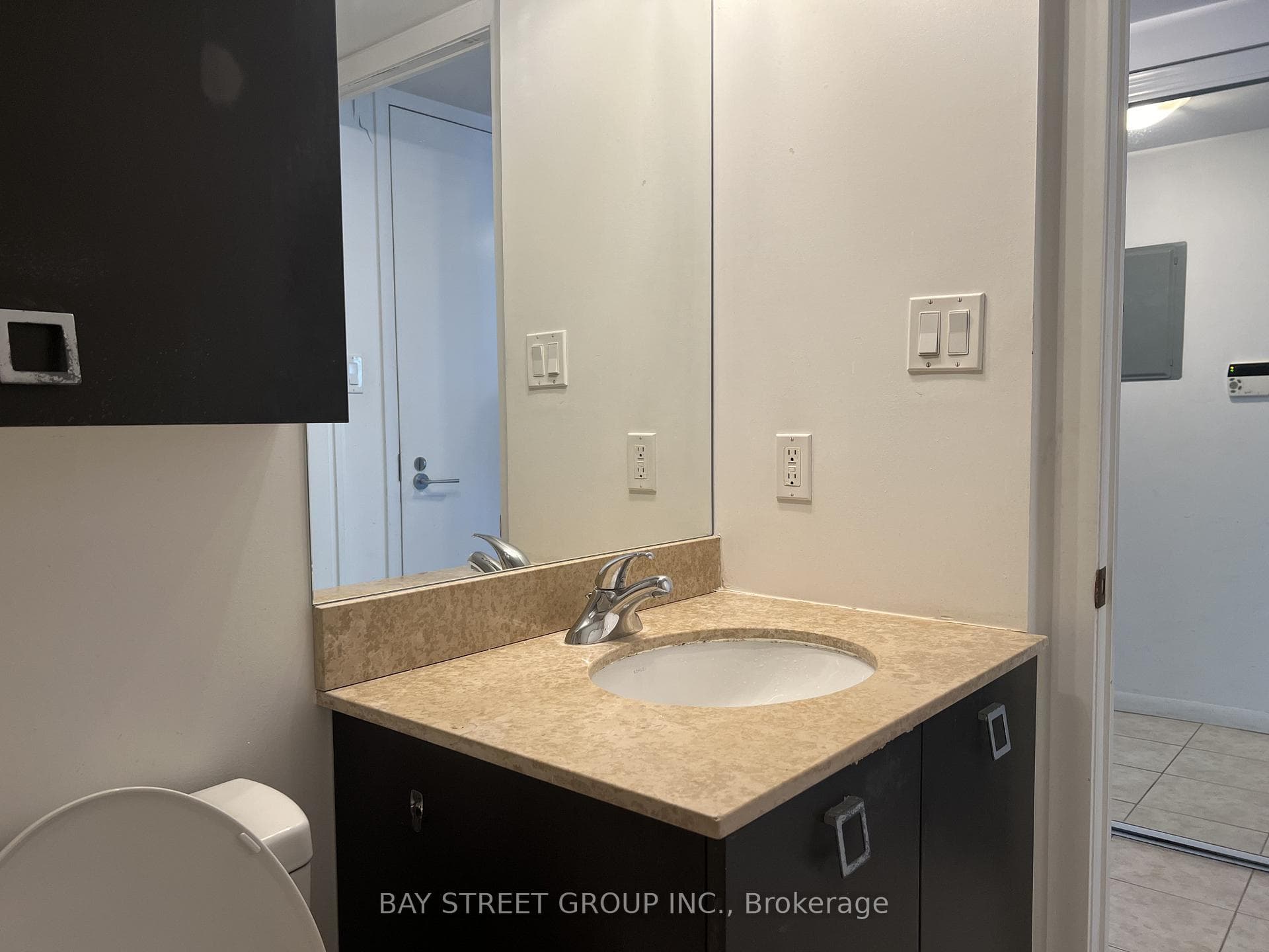 37 Grosvenor Street Unit 605 photo 14