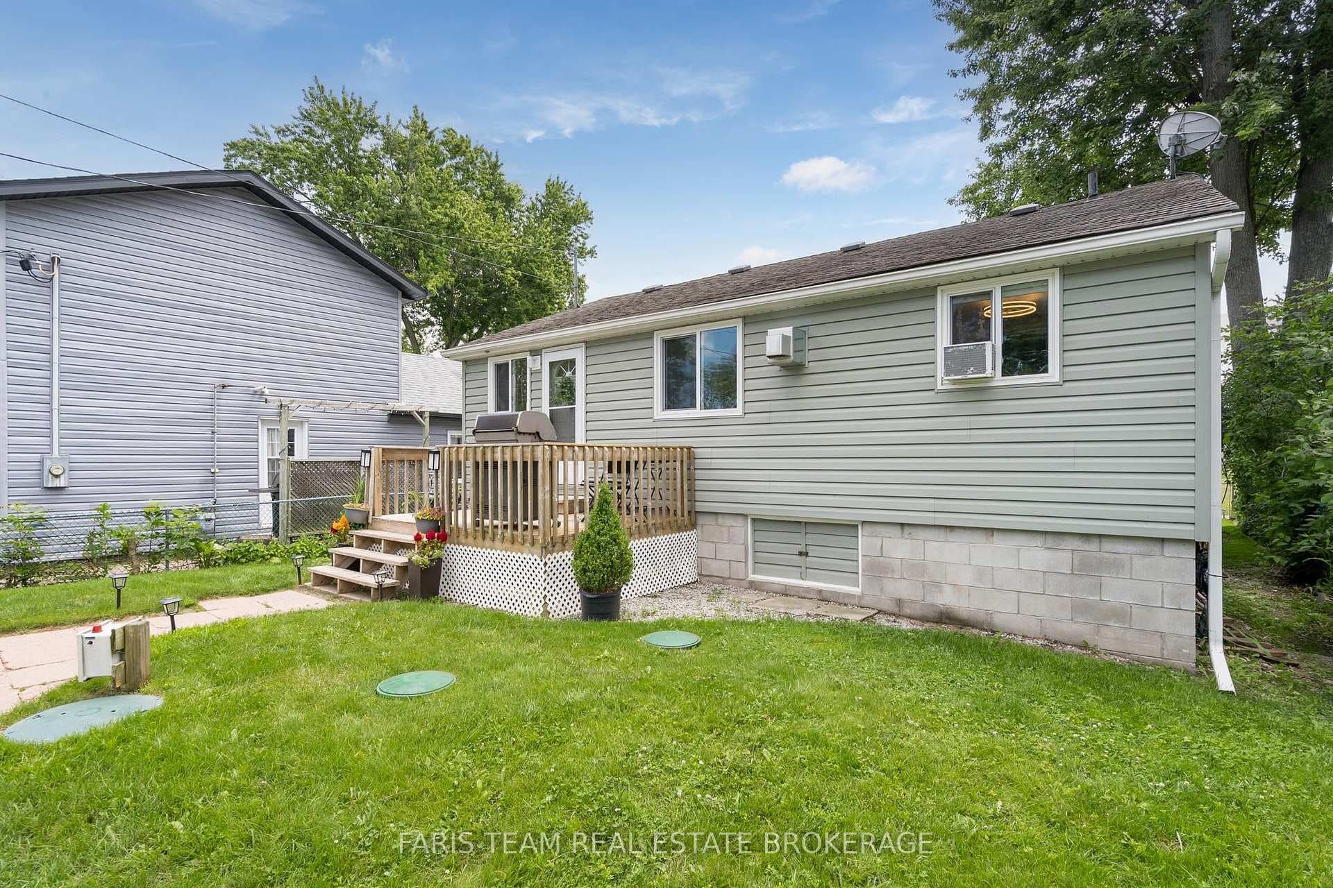 1067 Park Place photo 2