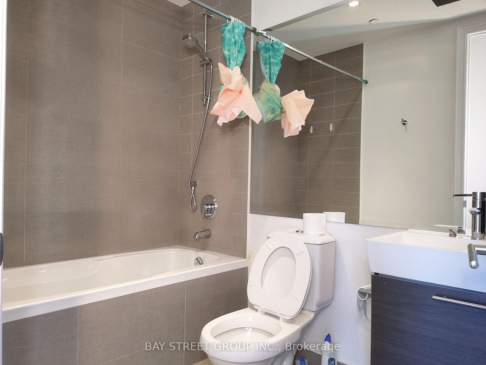 388 Yonge Street Unit 6704 photo 3