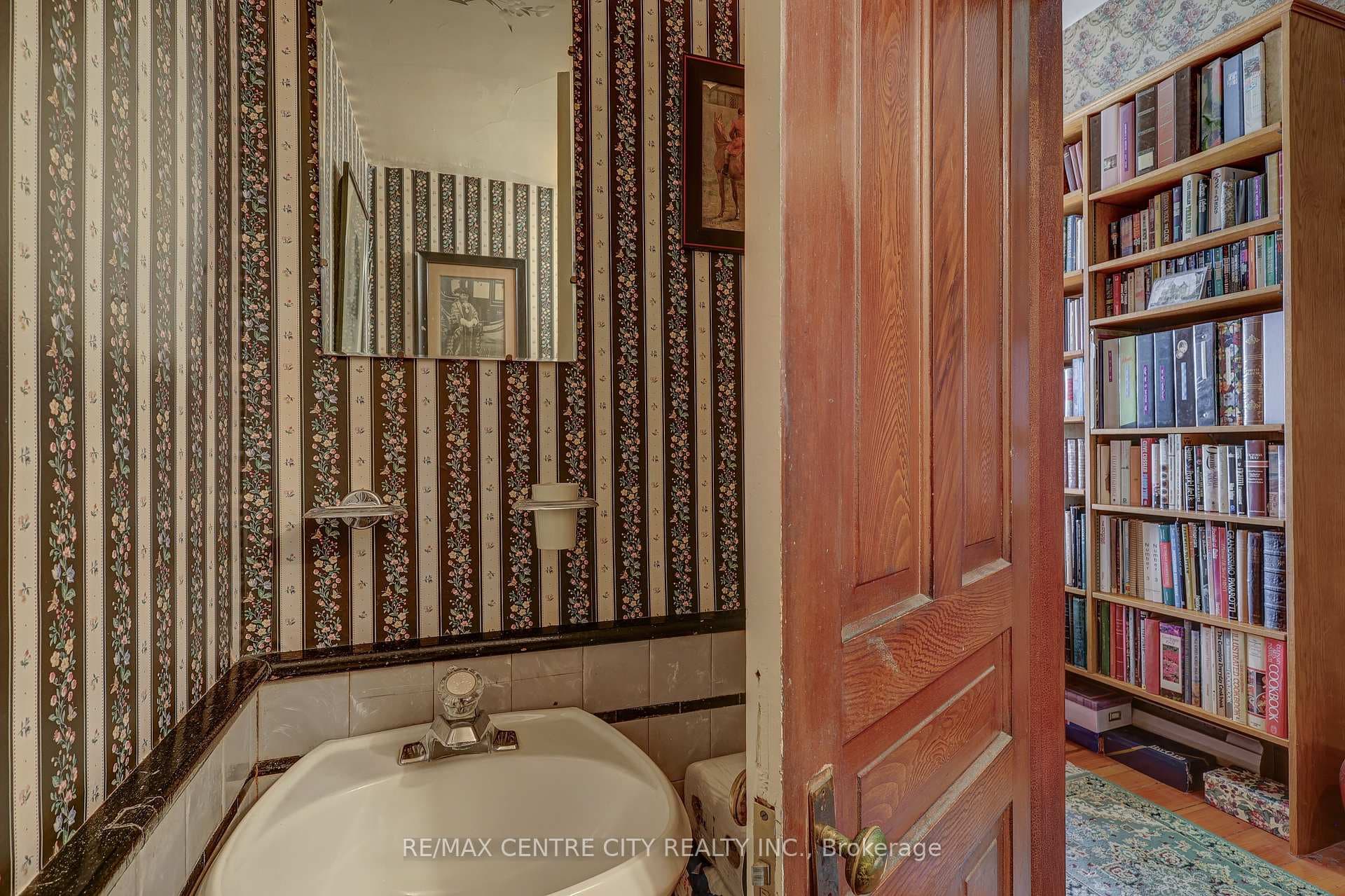 Powder room - so cute!