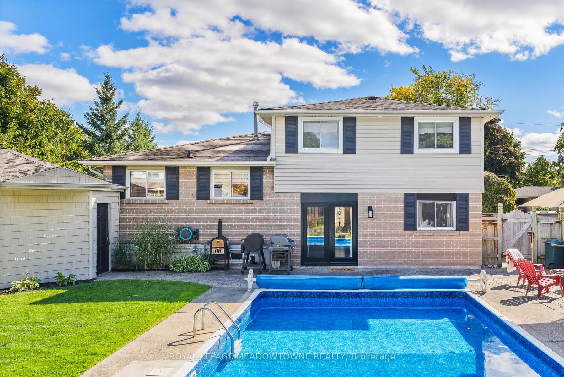 113 Irwin Crescent photo 39