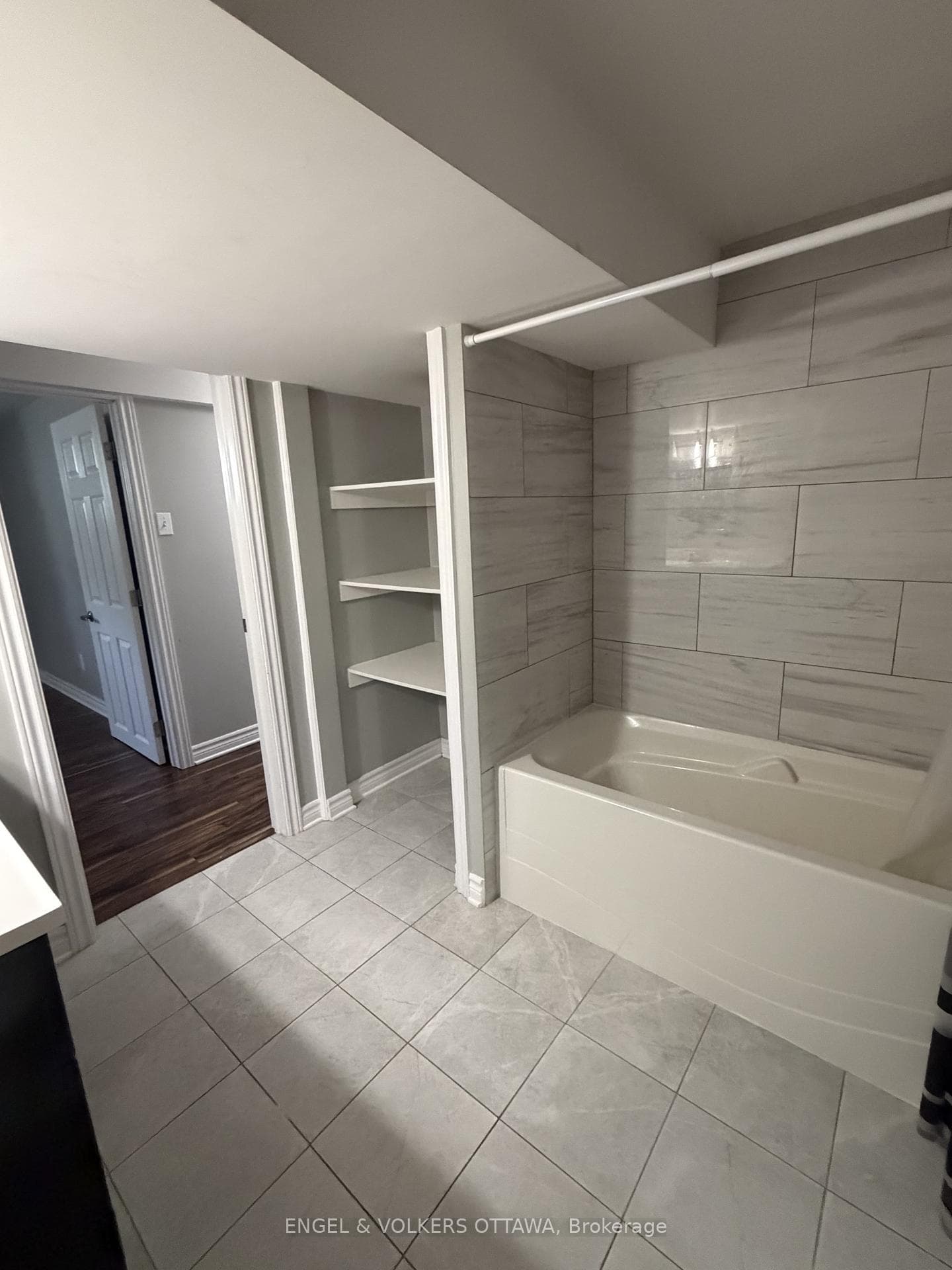 1199 OLD MONTREAL Road Unit B photo 16