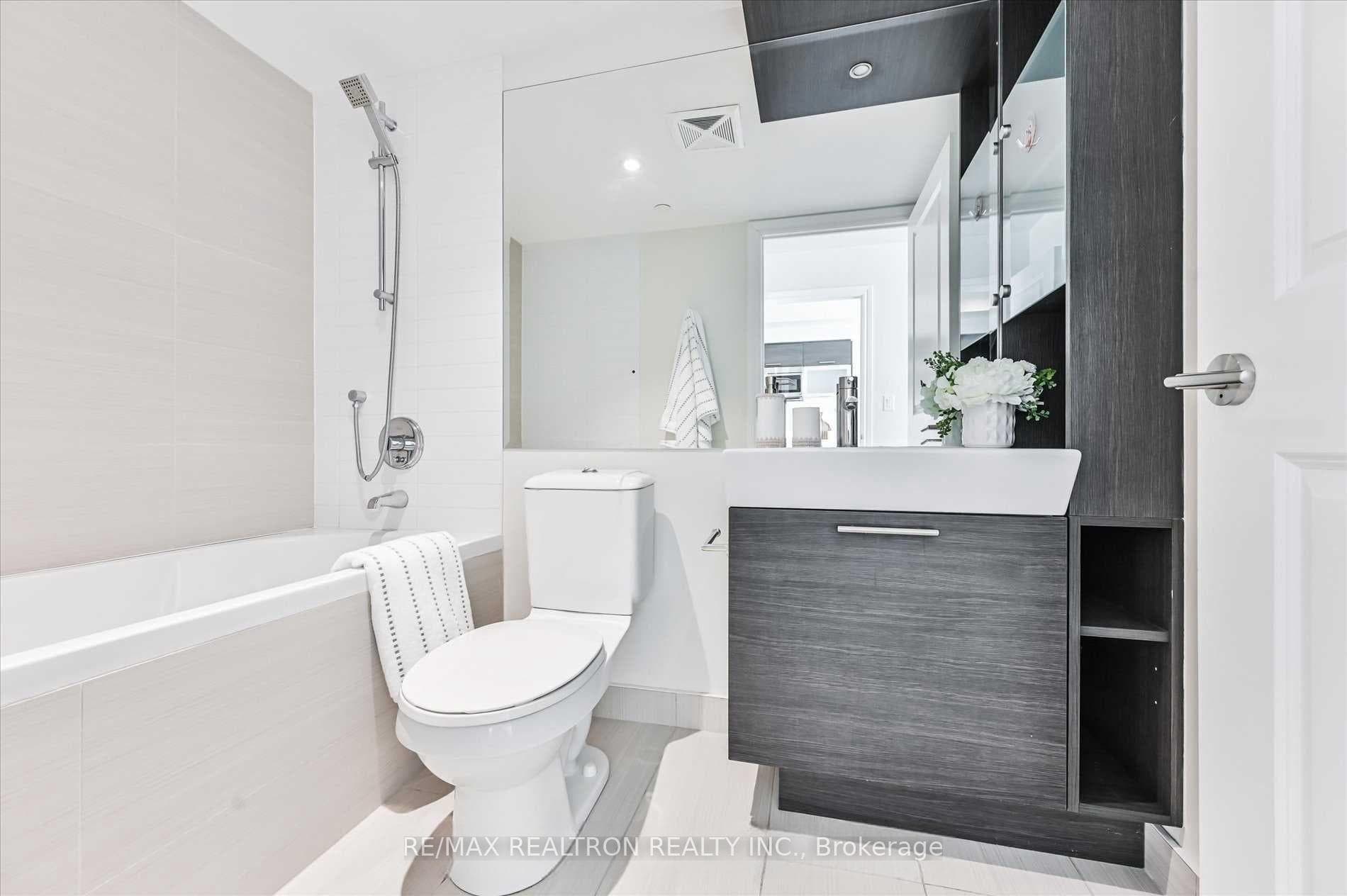 386 Yonge Street Unit 4103 photo 12