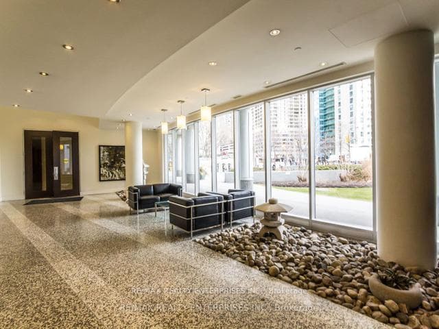 208 Queens Quay Unit 810 photo 21