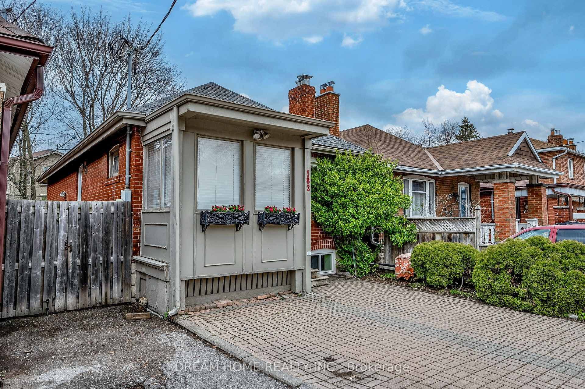 182 Lawrence Avenue photo 2