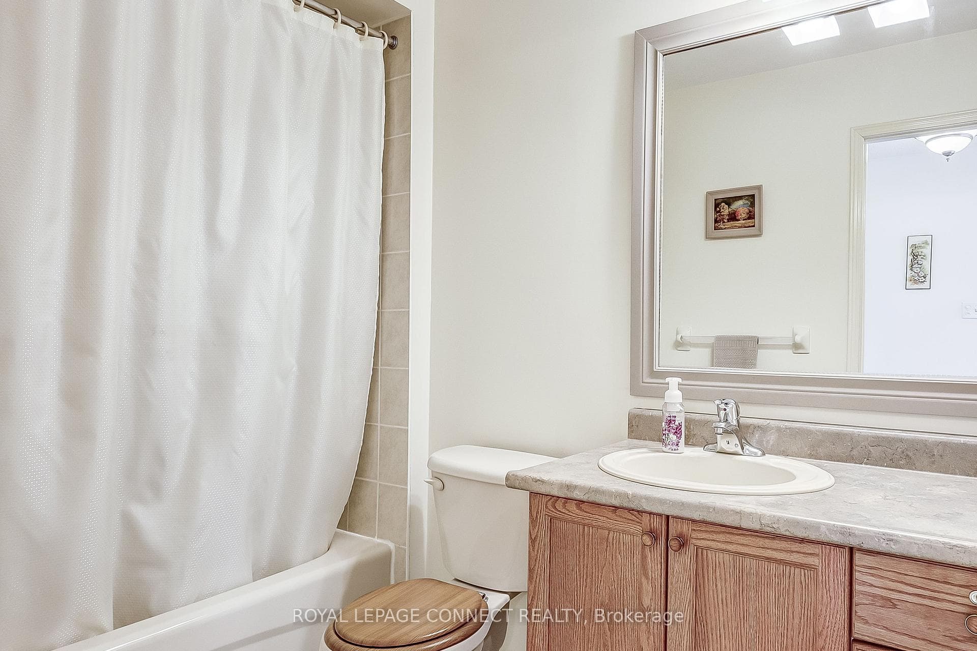 4pc Main Bathroom