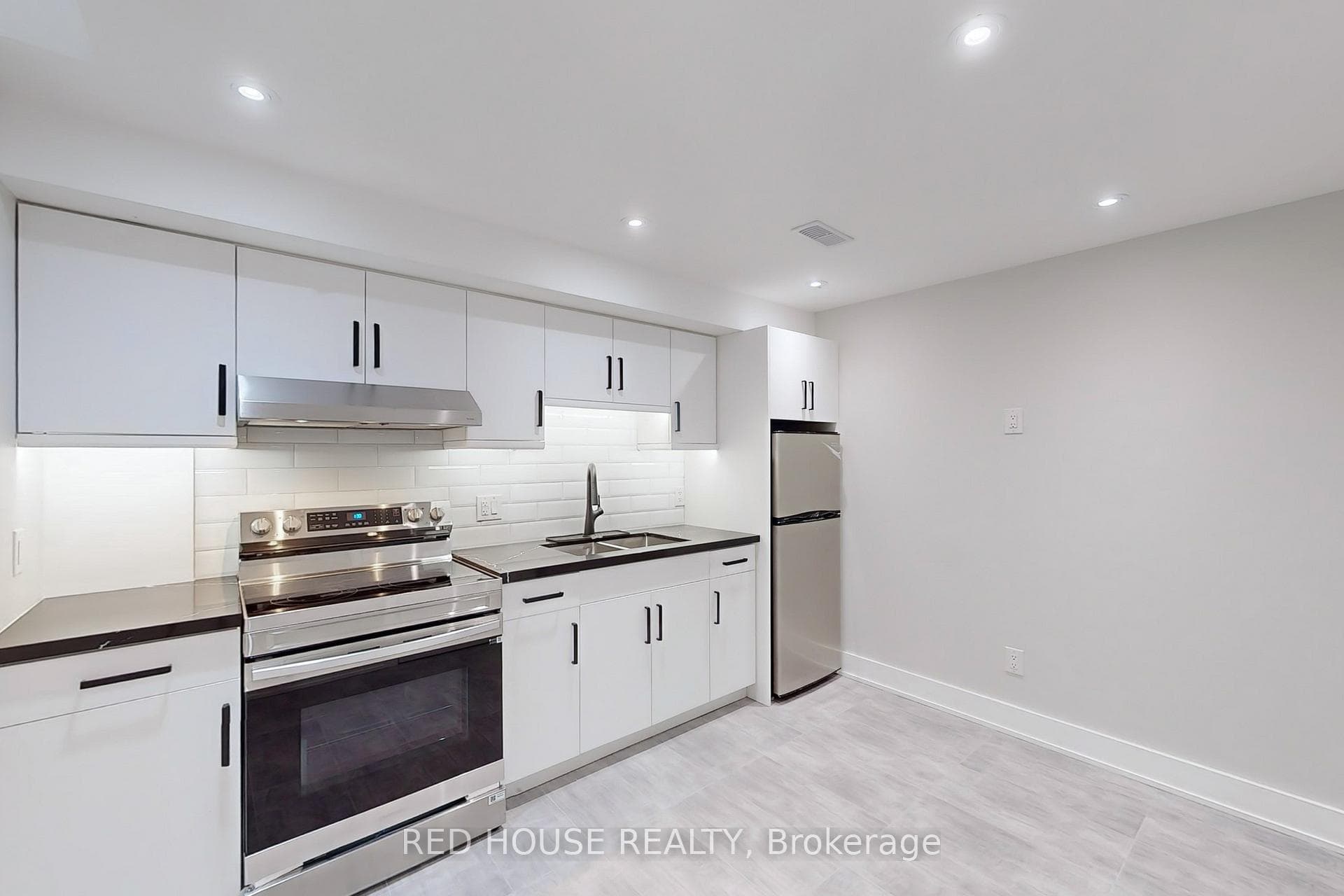 21 Dinsdale Drive Unit Lower photo 2