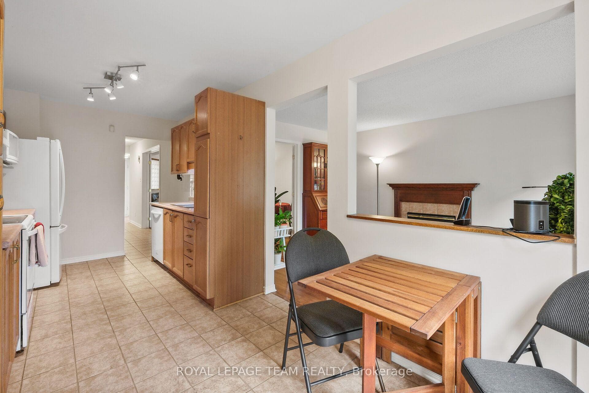 Spacious Kitchen w/breakfast area.