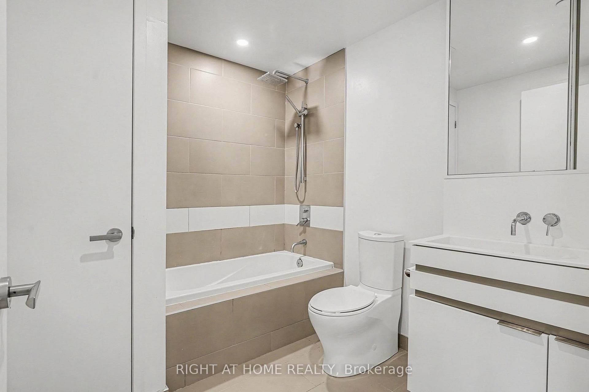 197 Yonge Street Unit 1307 photo 11