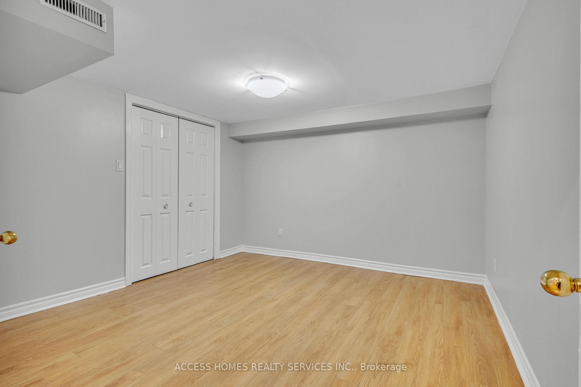 112 Banting Crescent photo 34