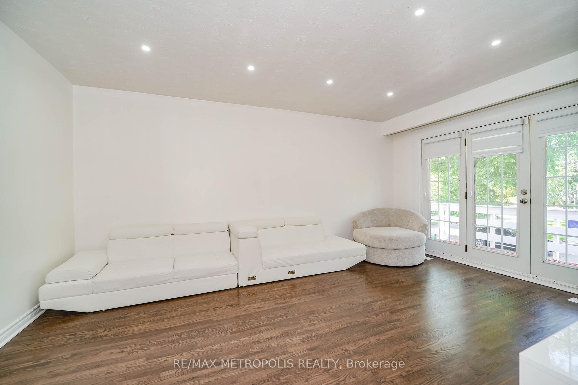 579 Pinewood Street photo 10