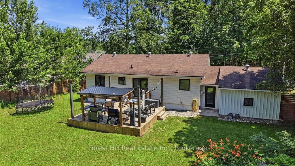 415 Wellington Street photo 1