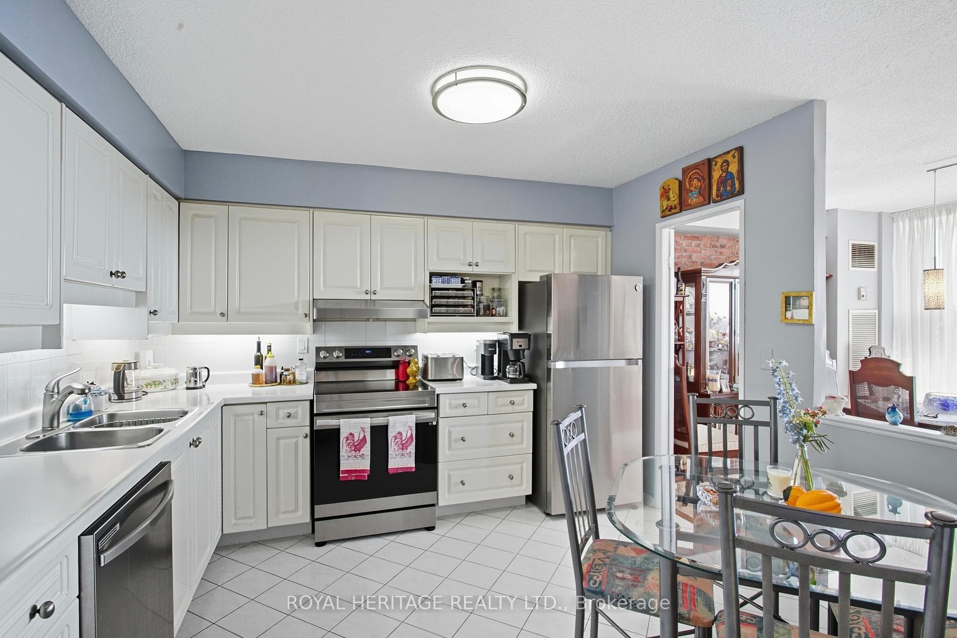 Eat-in Kitchen