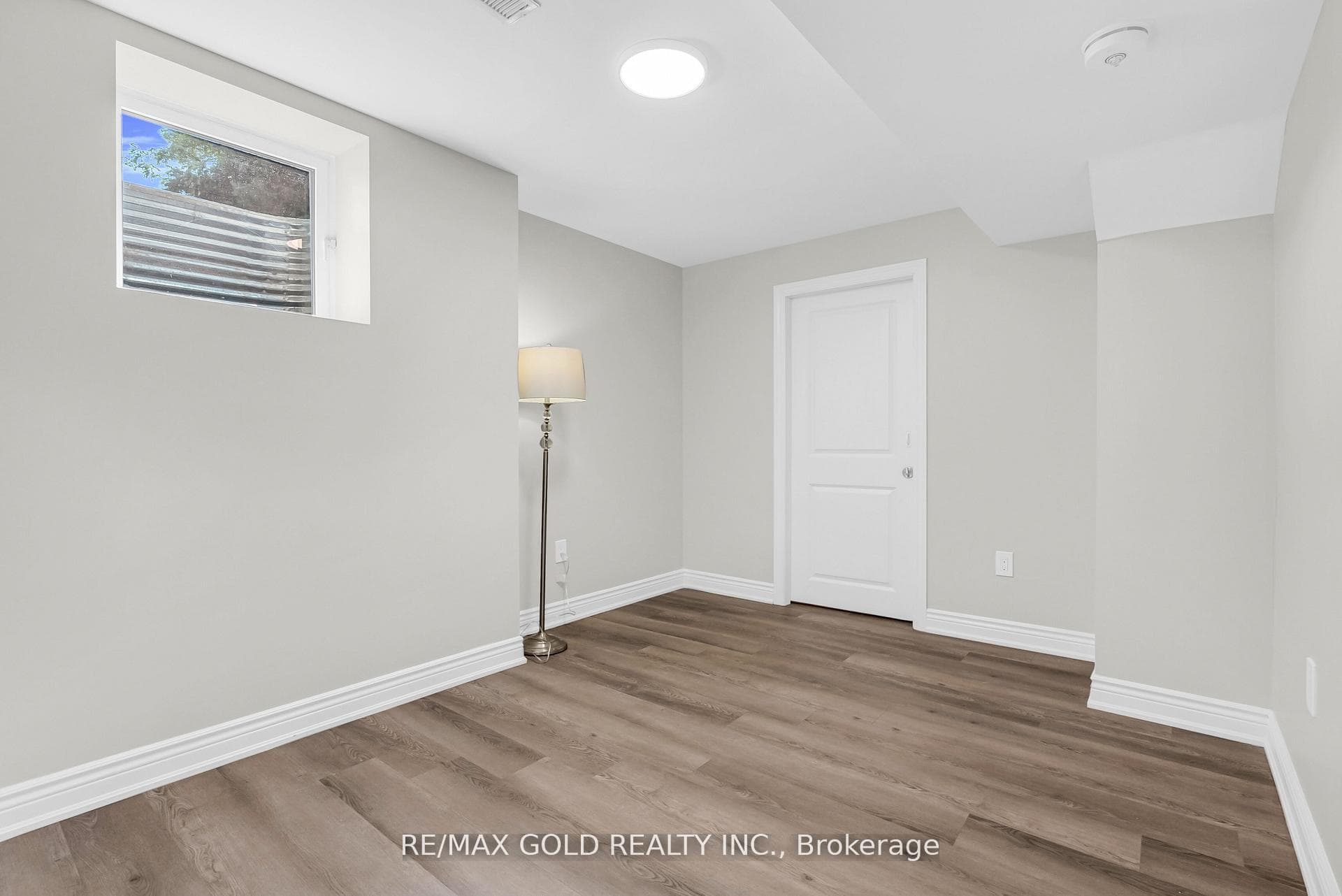 2901 Gardenview Crescent photo 32