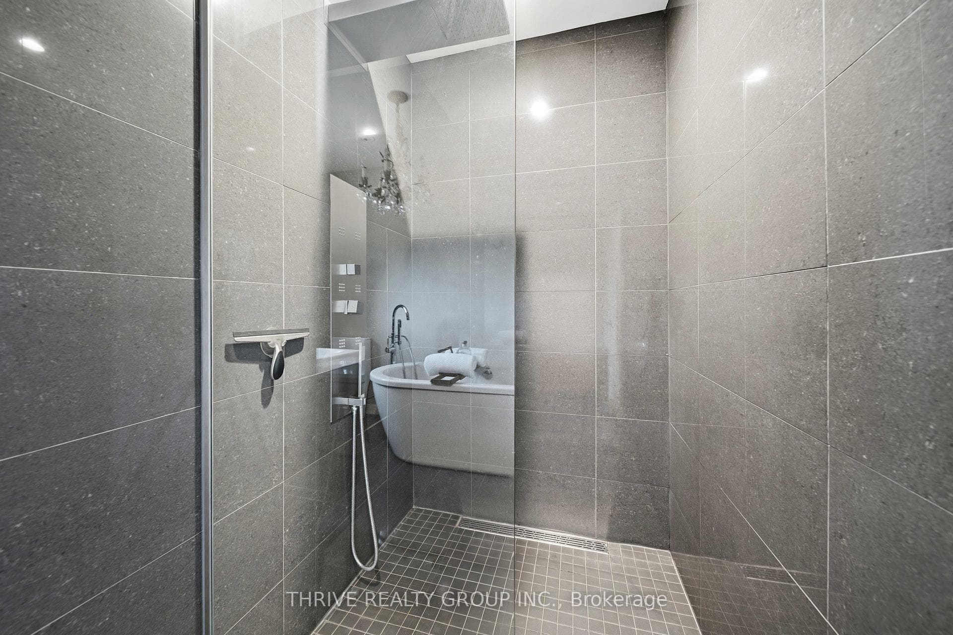 688 Westmount Hill Drive photo 22