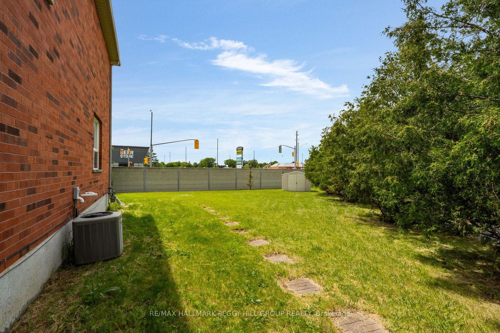 46 Henderson Crescent photo 11