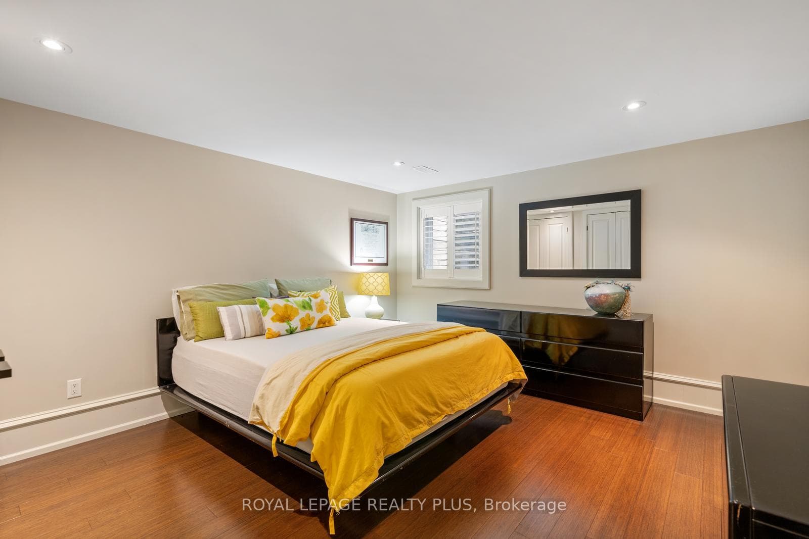 1812 Pattinson Crescent photo 32