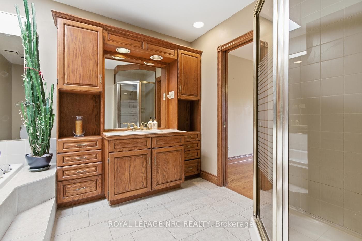 4 pc bath upstairs