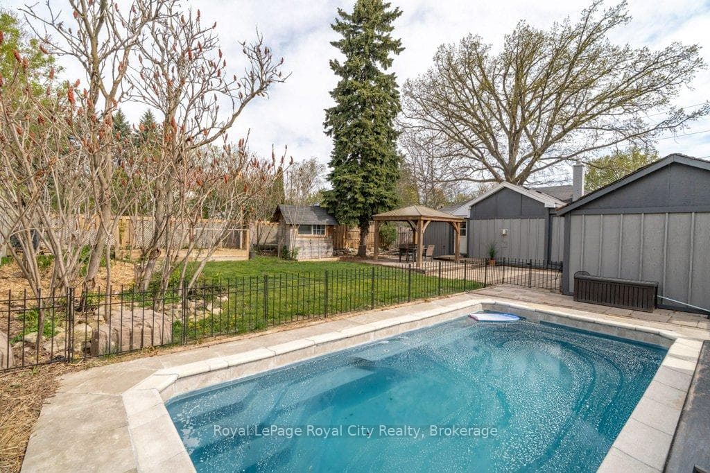554 Woolwich Street photo 38