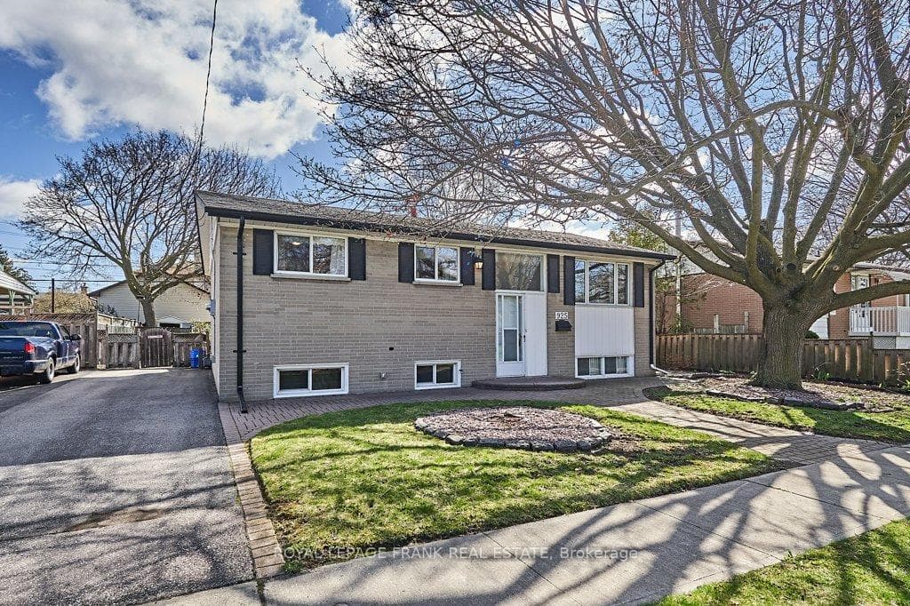 925 Bayview Avenue photo 1