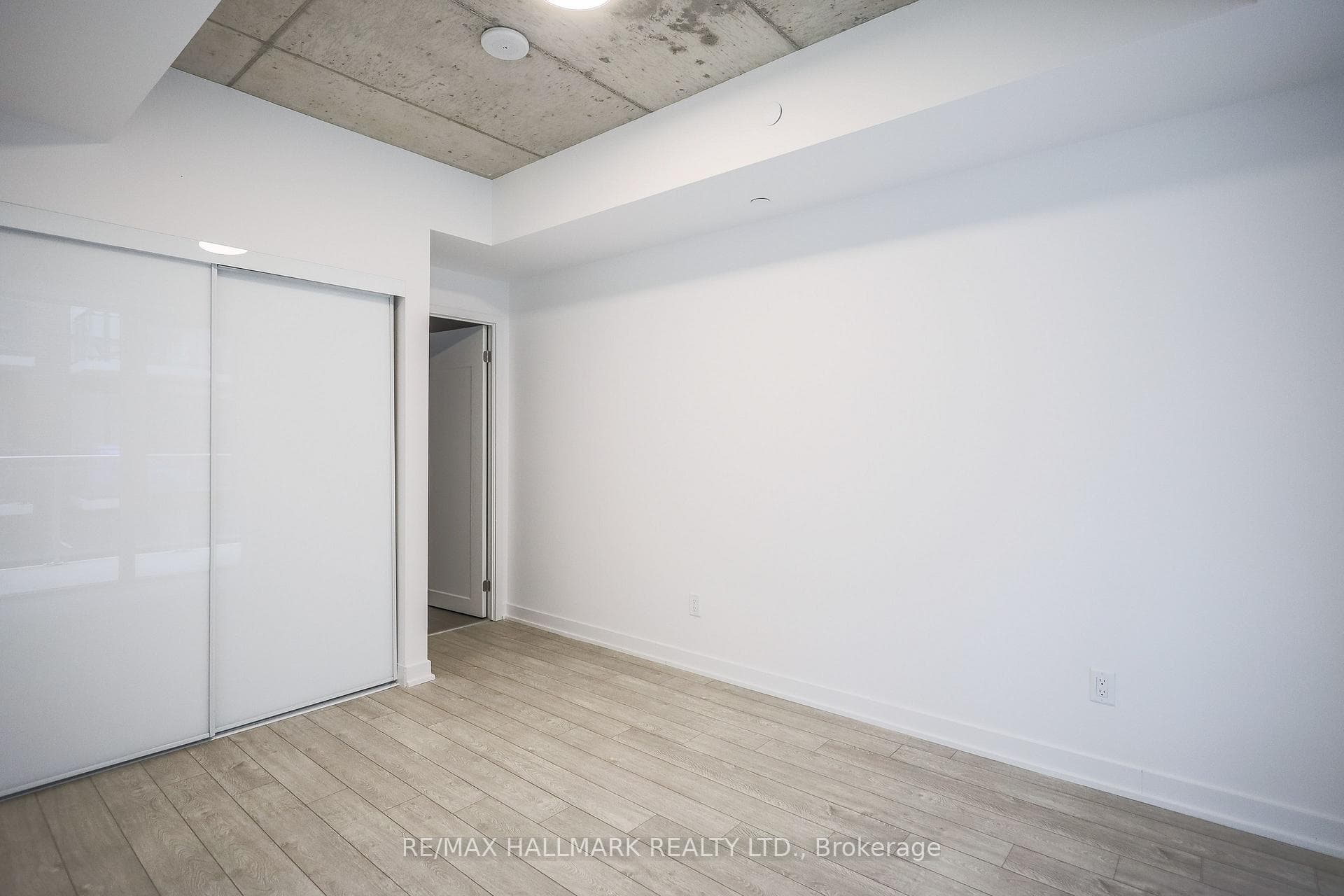 665 Queen Street Unit 313 photo 9