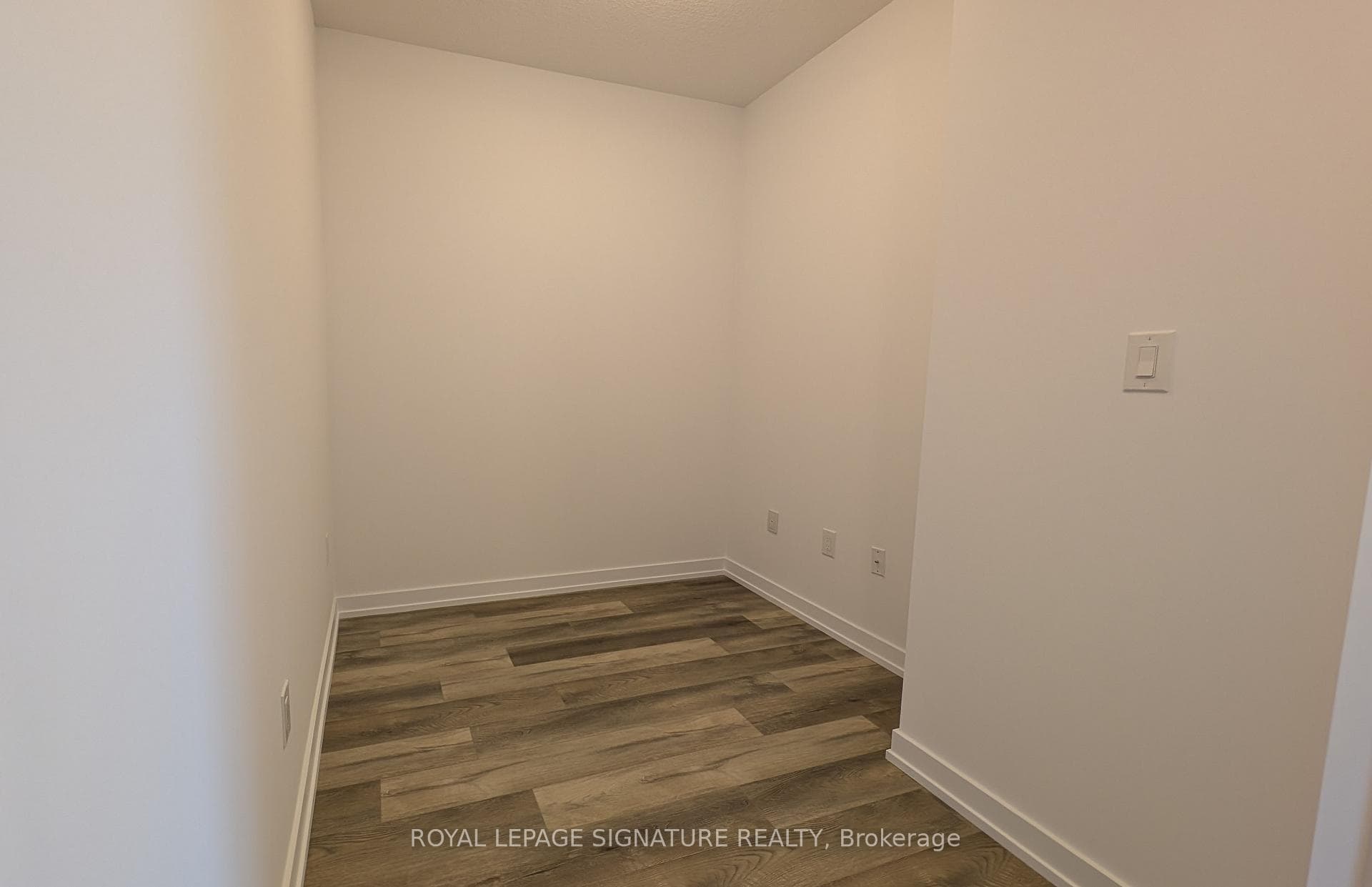 470 Dundas Street Unit 907 photo 5