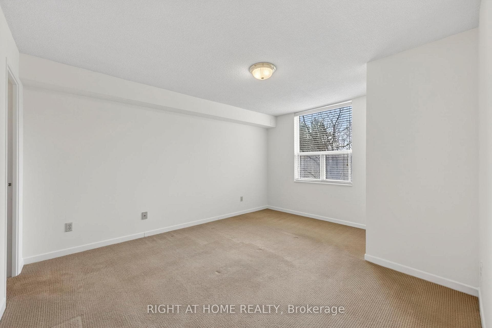 60 Inverlochy Boulevard Unit 211 photo 15