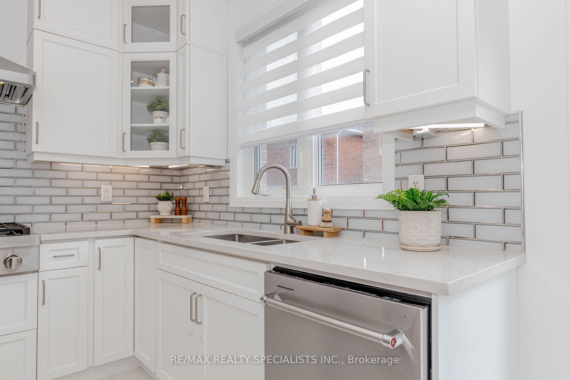1411 Lobelia Crescent photo 14