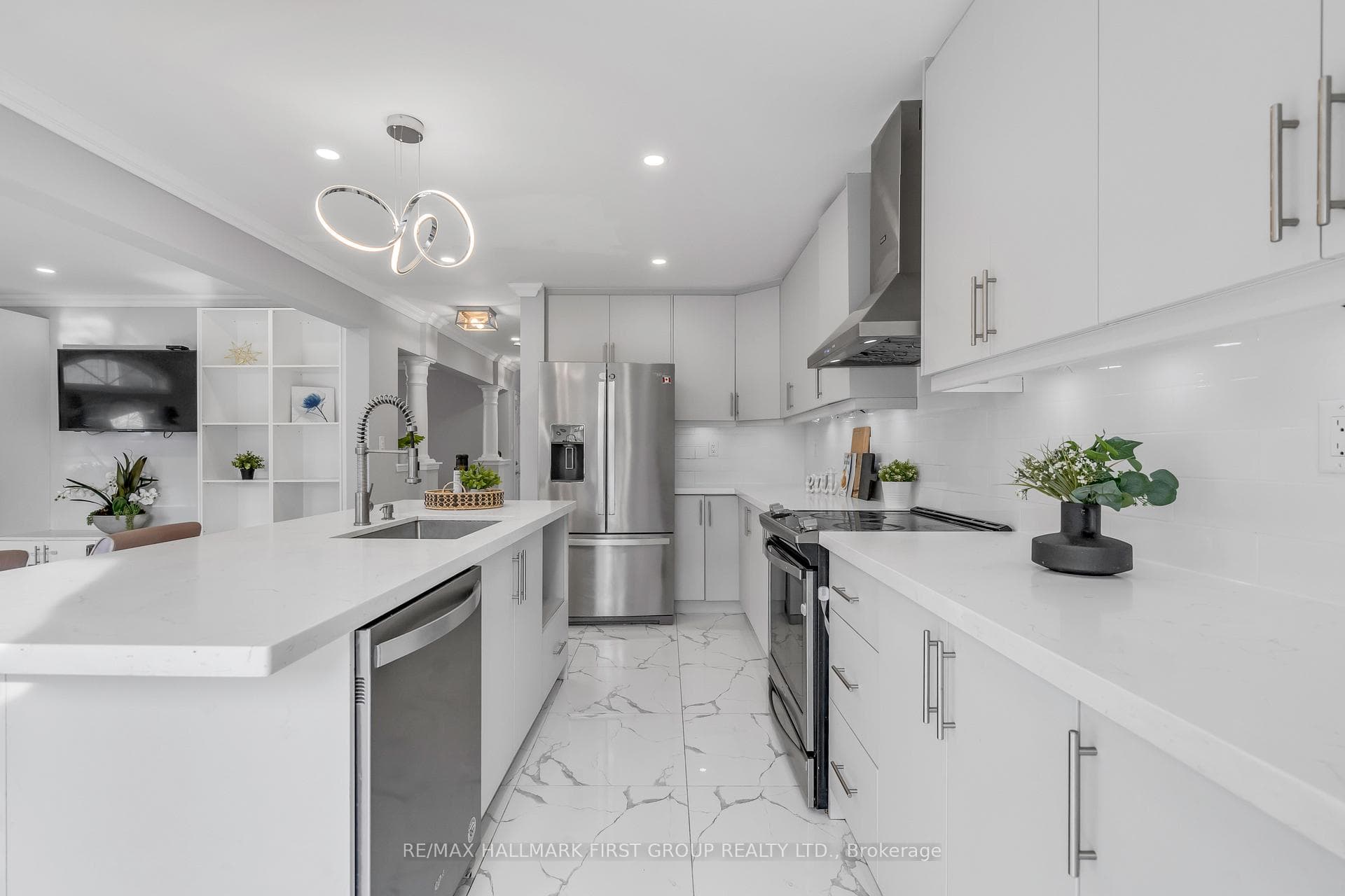 1180 Ashgrove Crescent photo 9