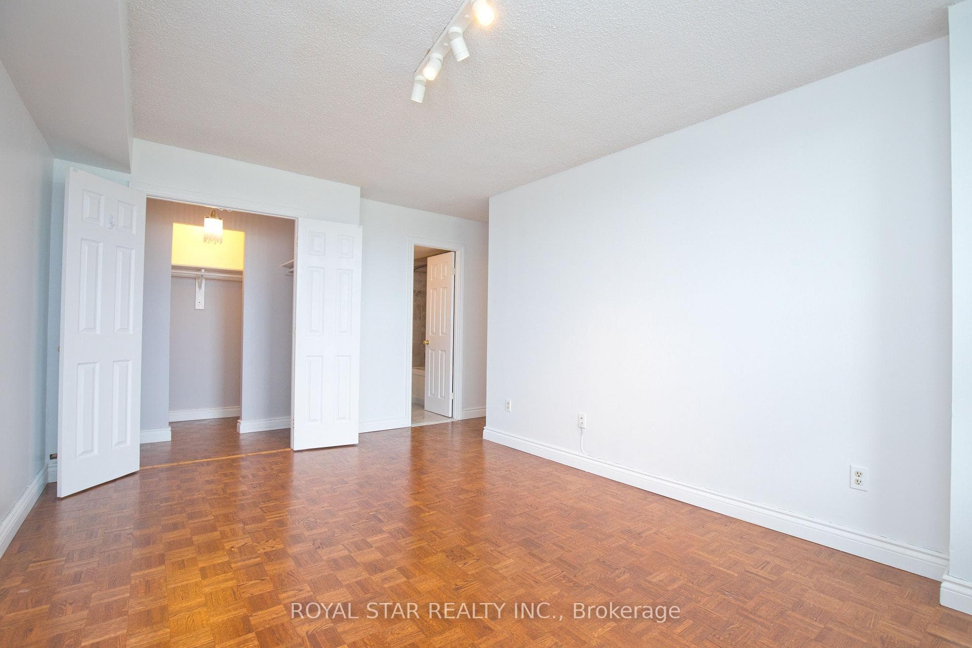 1535 Lakeshore Road Unit 1607 photo 20