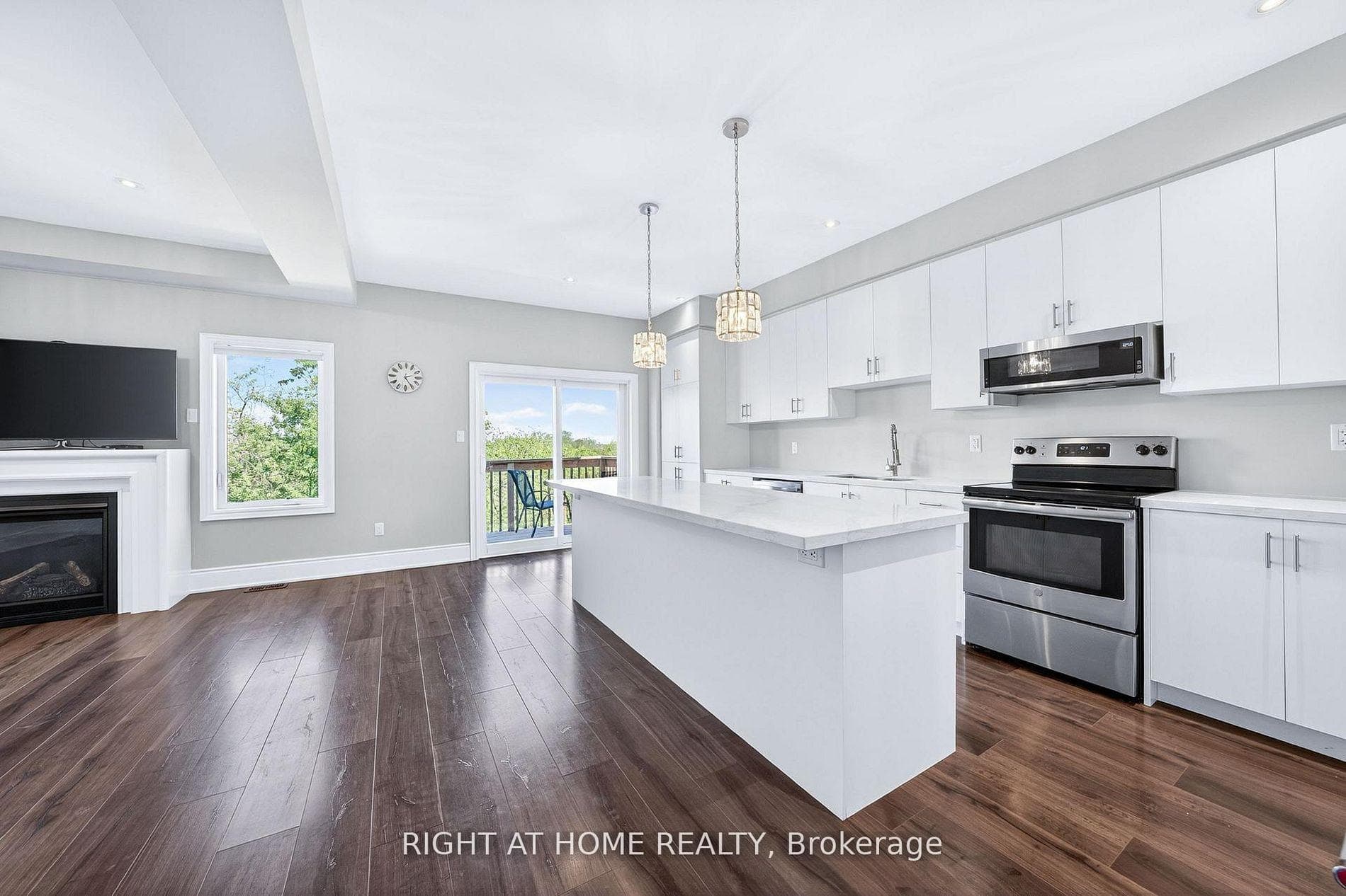 1160 Peelar Crescent photo 8