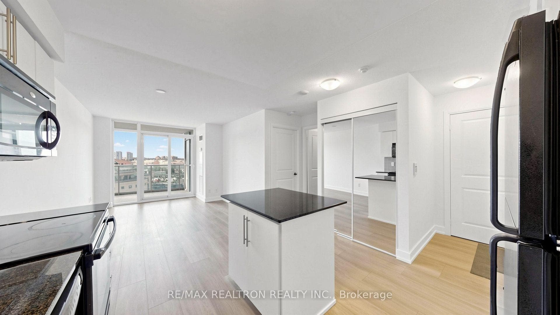 330 Burnhamthorpe Road Unit 906 photo 6