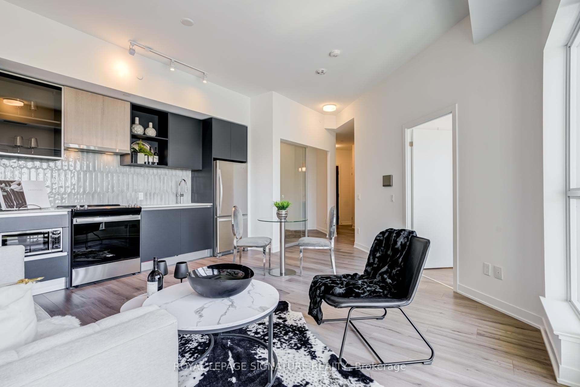 405 Dundas Street Unit 533 photo 10