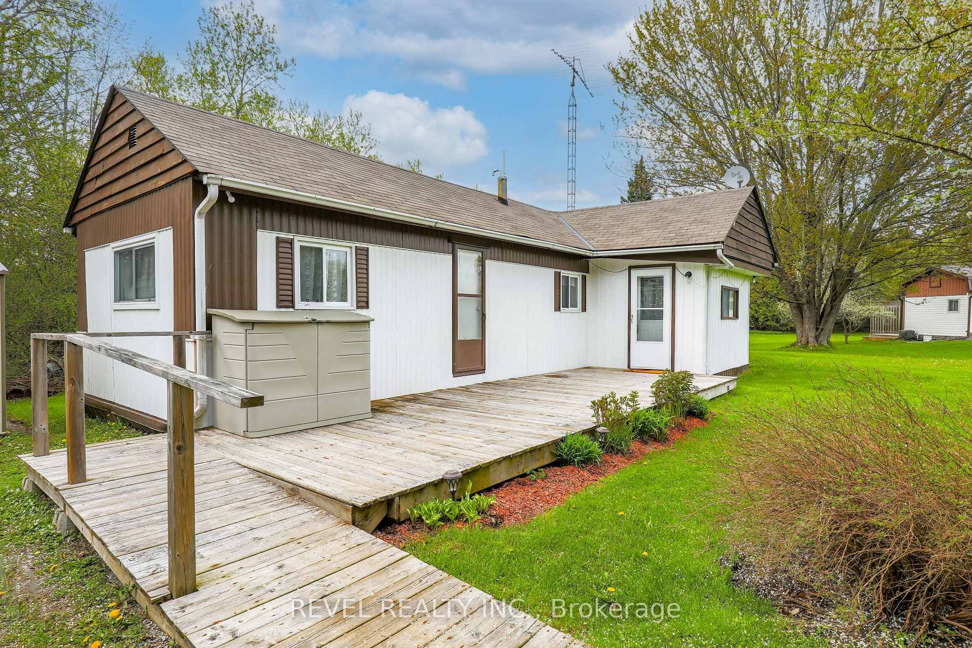 18 LYNN Court photo 2