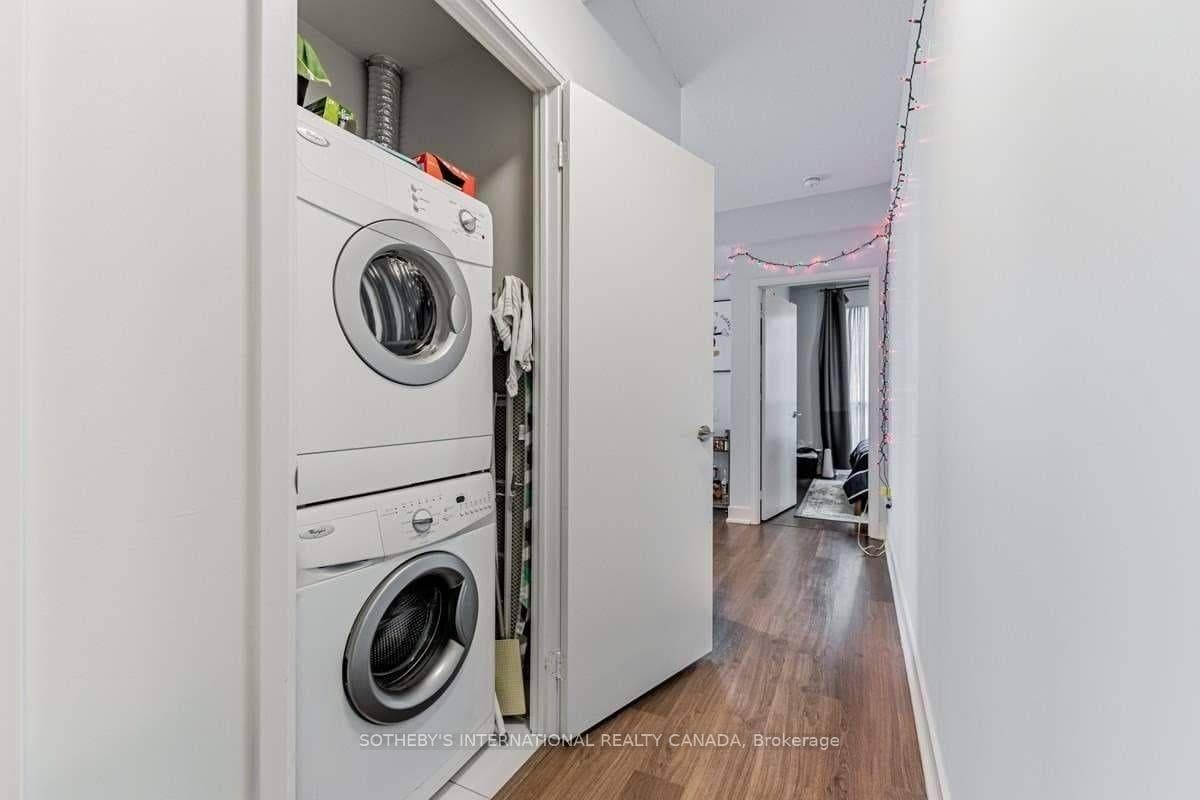 30 Roehampton Avenue Unit 1810 photo 9
