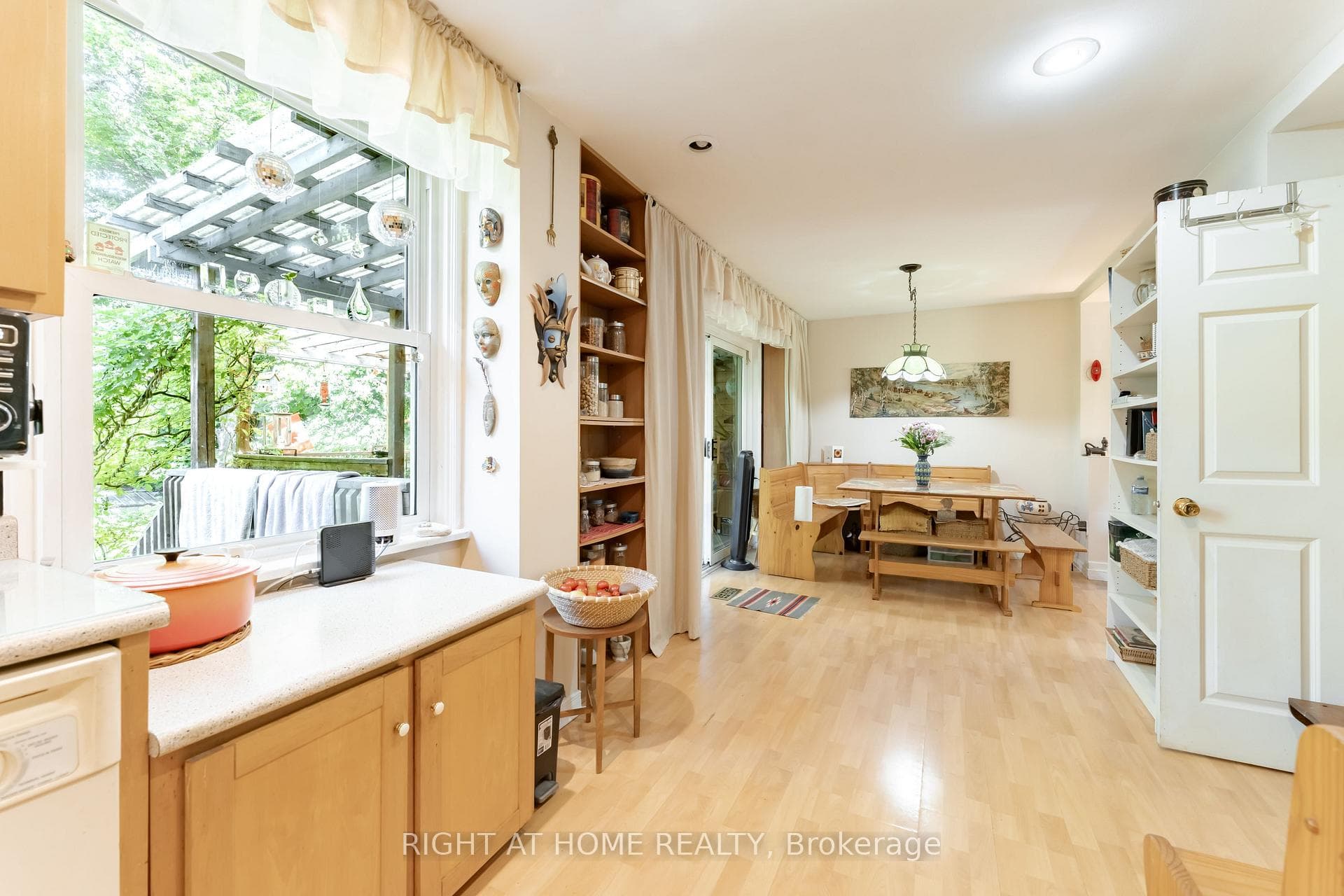 30 Allister Avenue photo 11