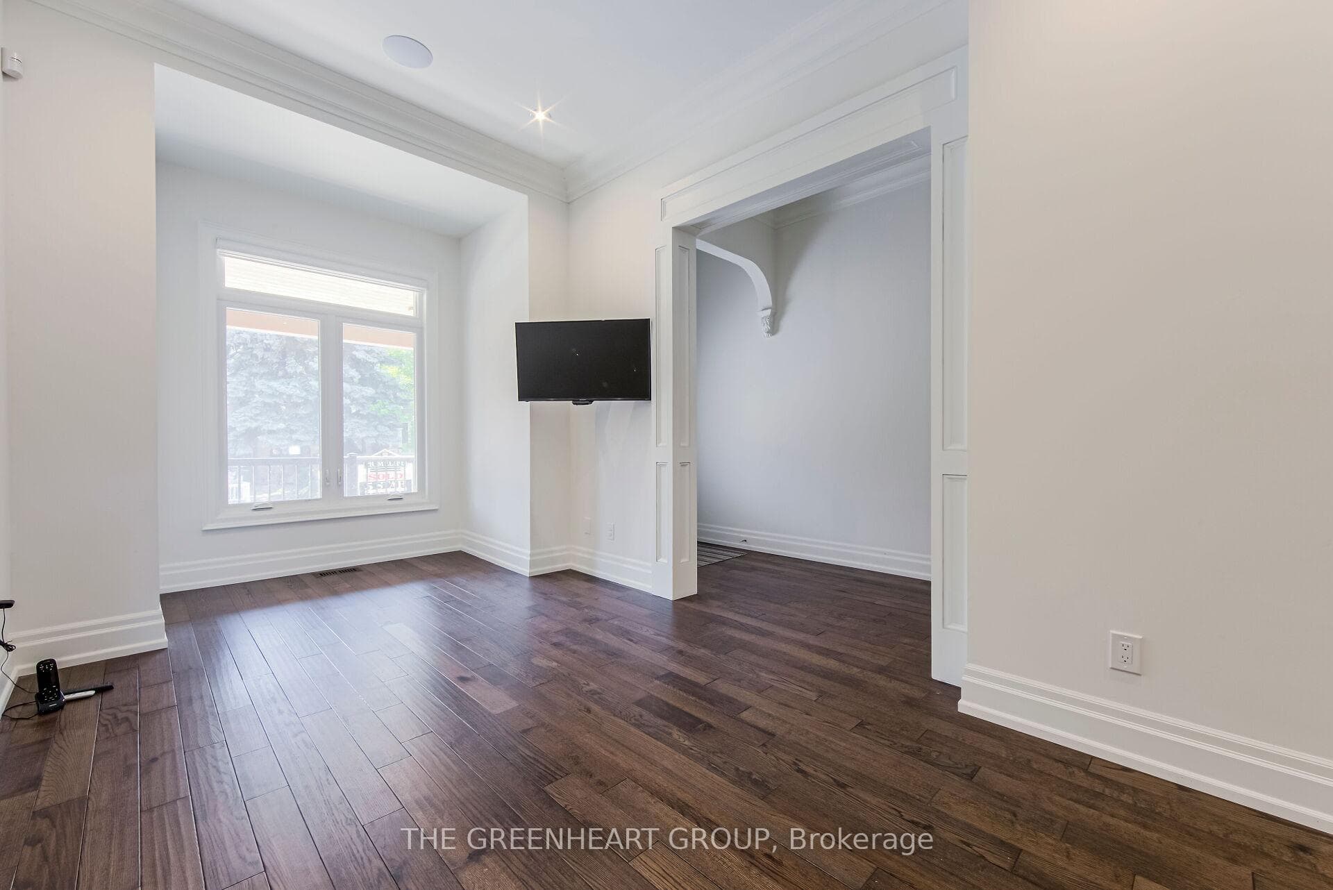96 Montrose Avenue photo 8