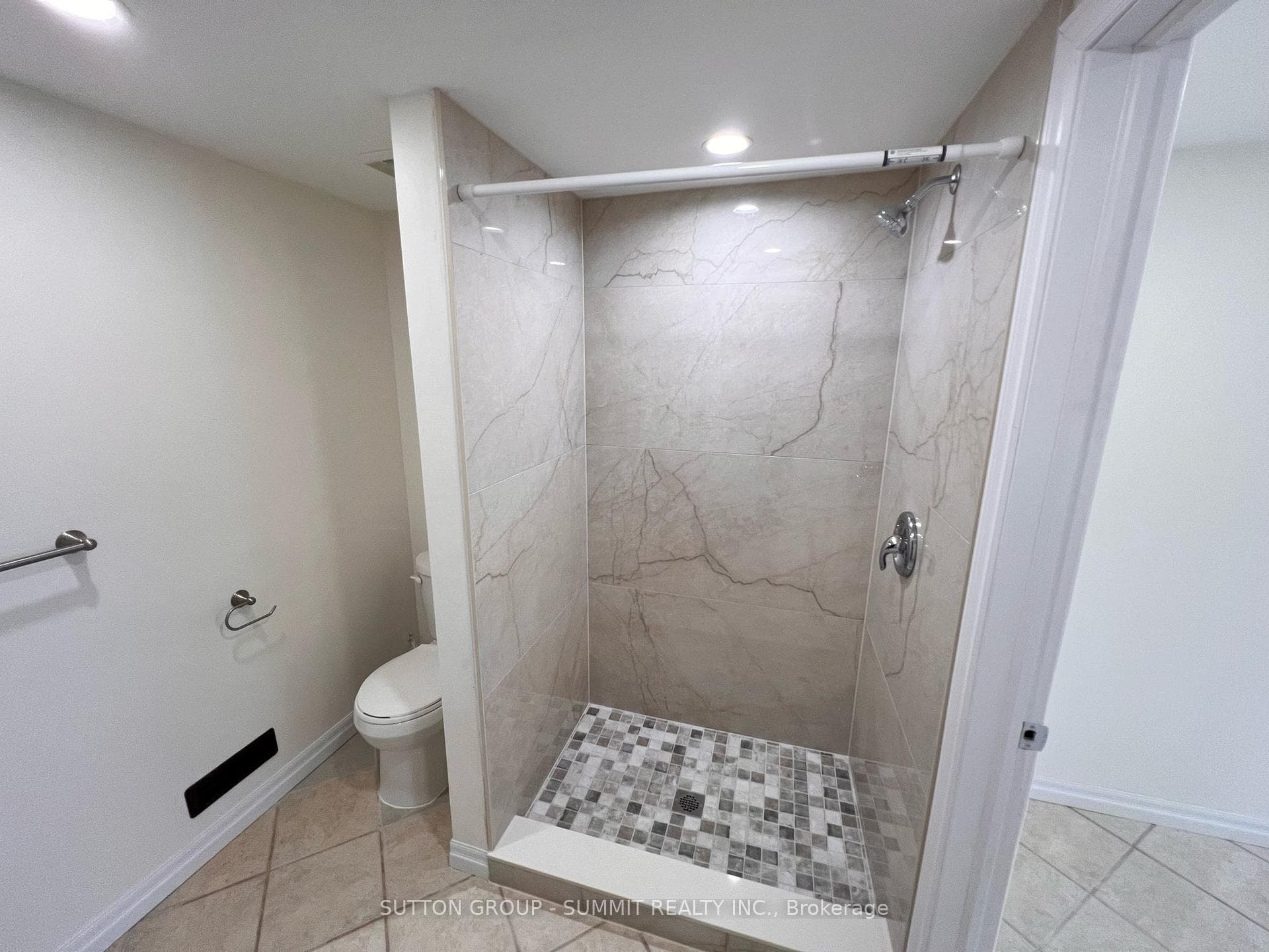 577 Oshawa Boulevard photo 13