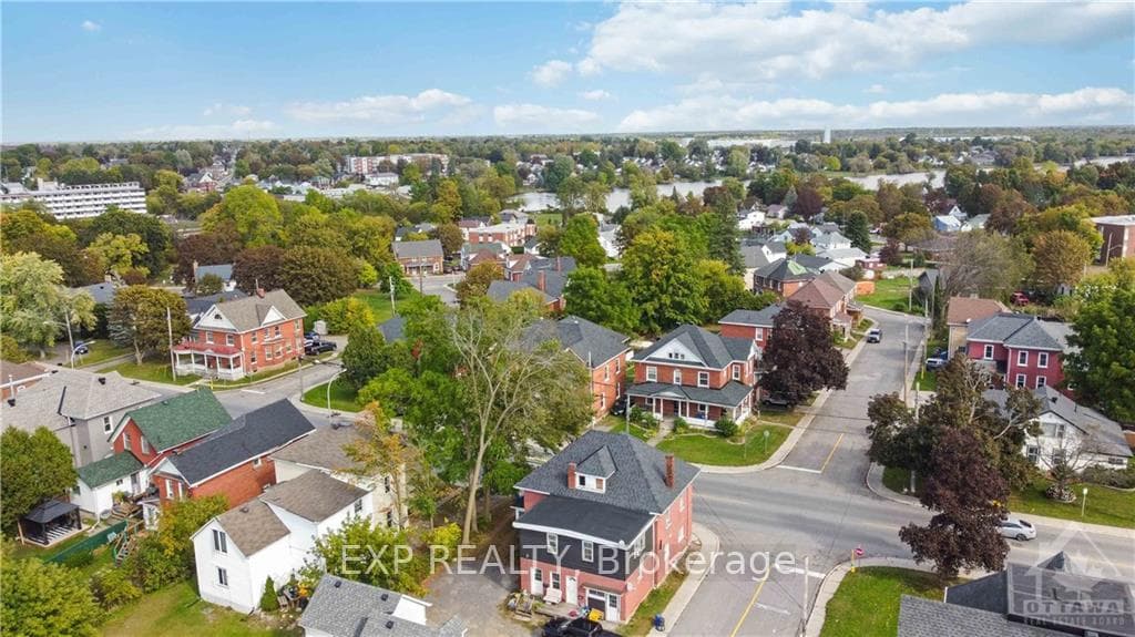 100 BROCKVILLE Street photo 2