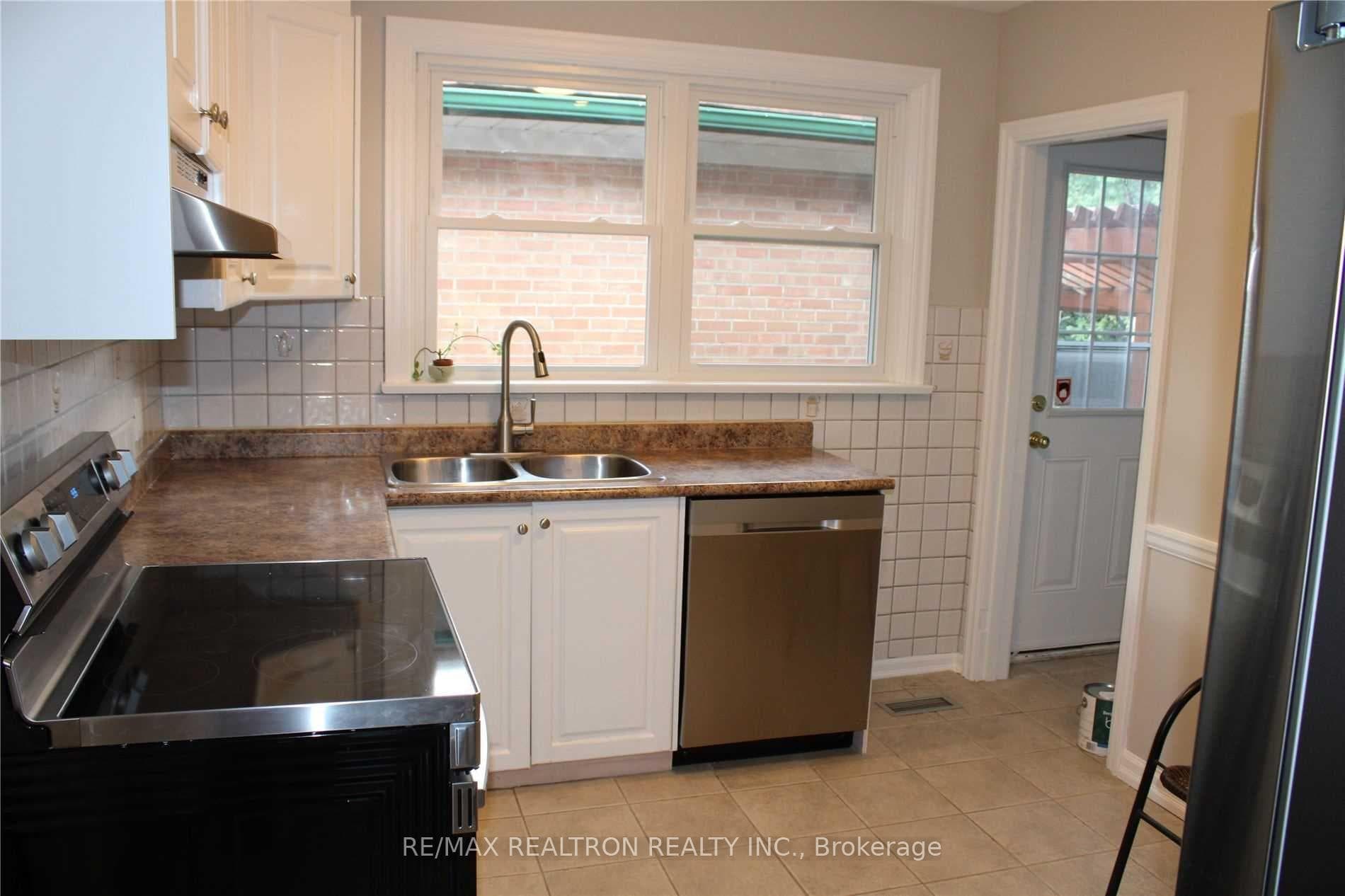 135 Treverton Drive Unit Main photo 4