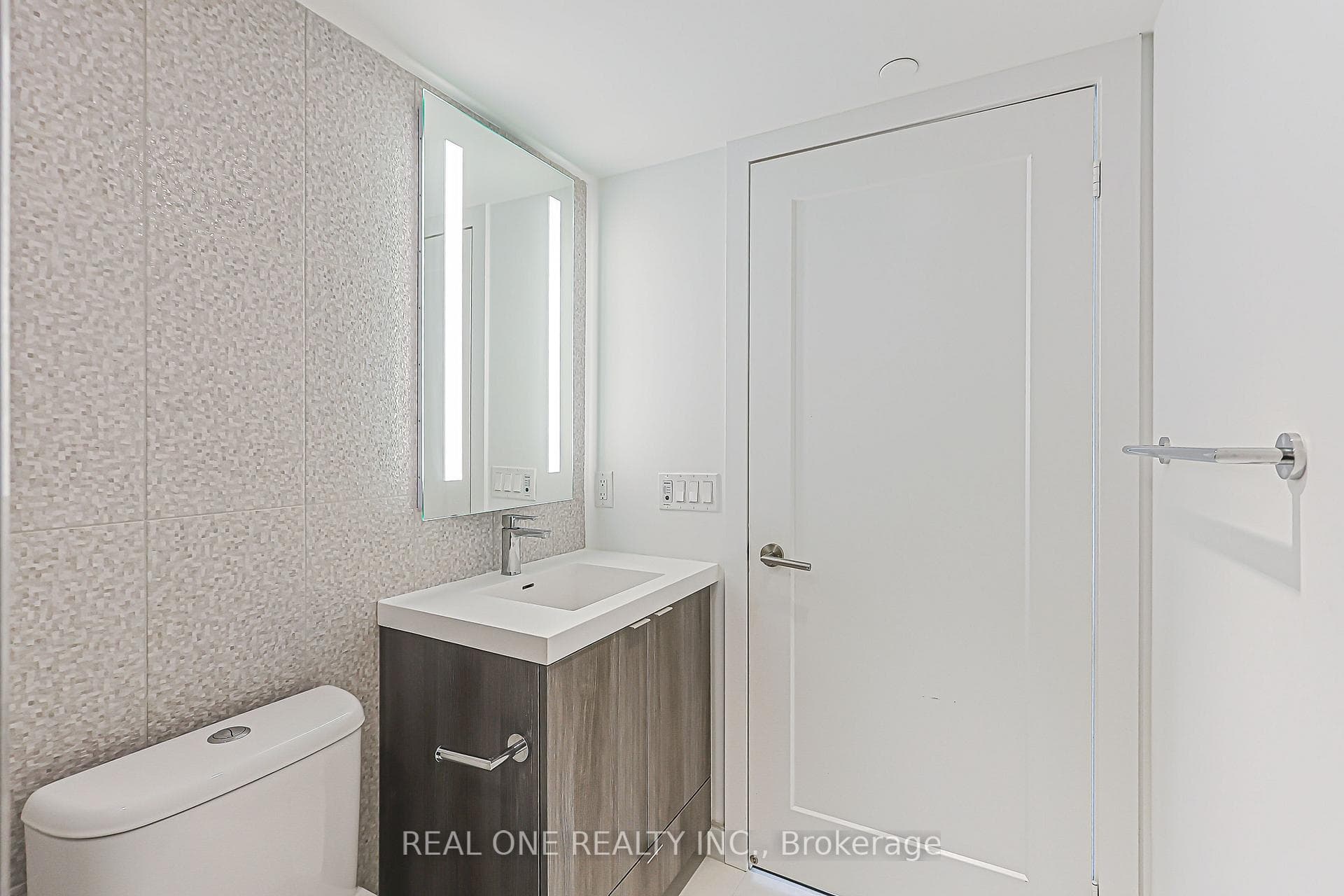 585 Bloor St East Street Unit 821 photo 27
