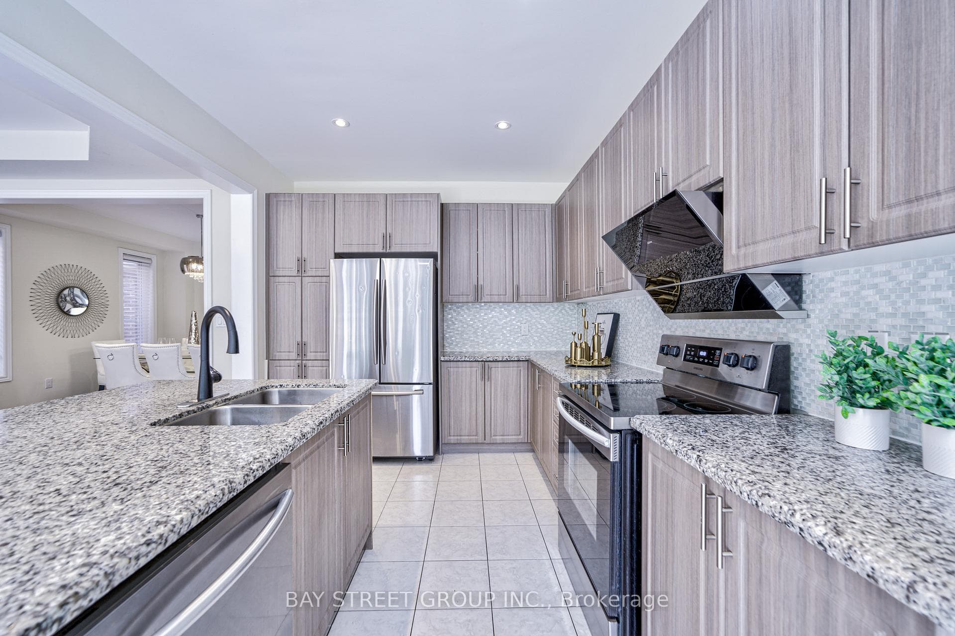68 Homer Crescent photo 15