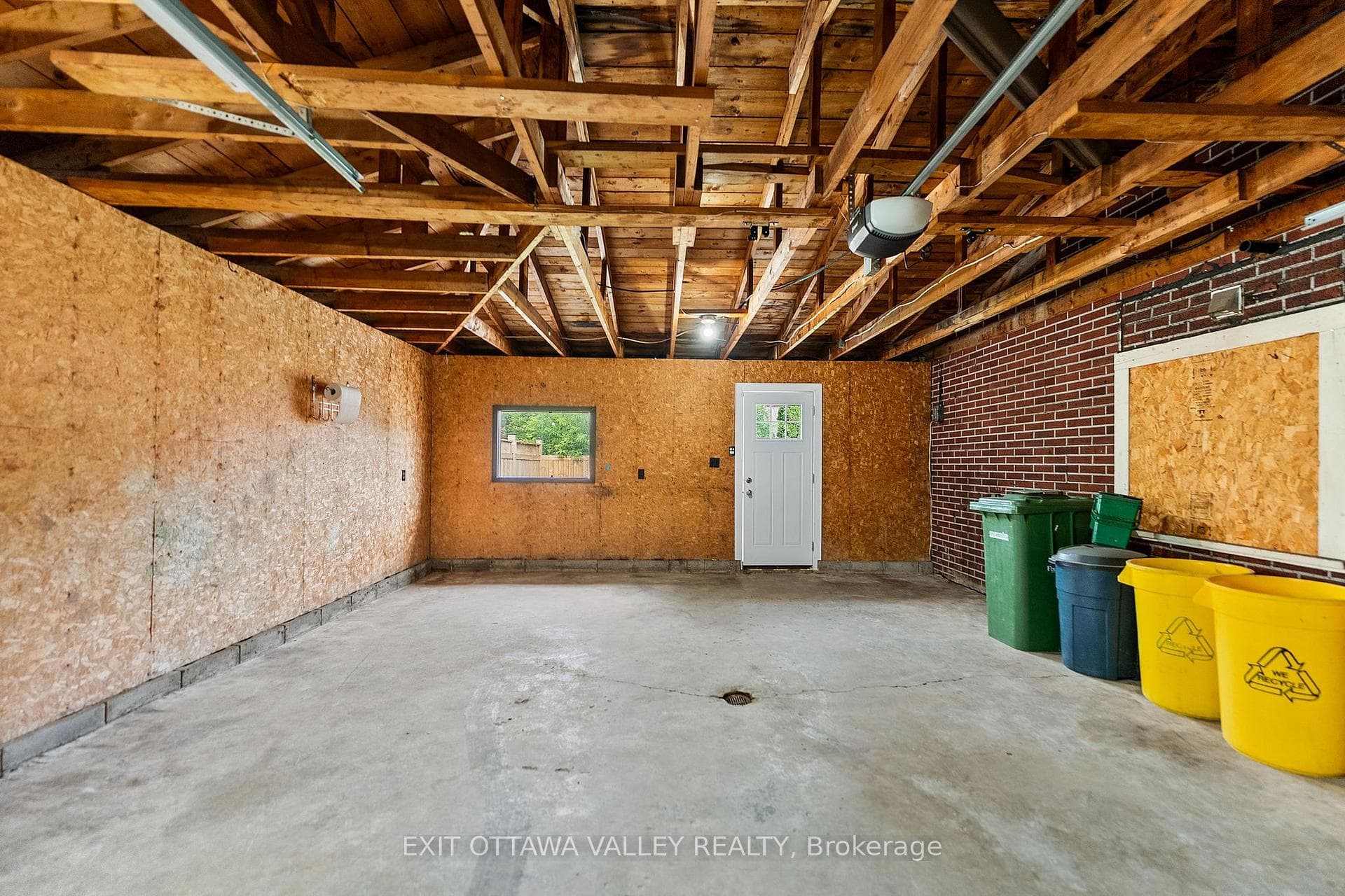 164 Maple Avenue photo 37