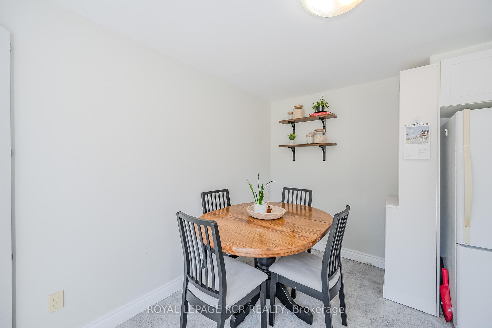 664 Holman Crescent photo 11