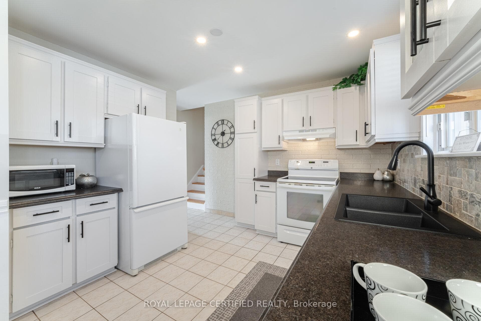 12 Grovetree Place photo 12