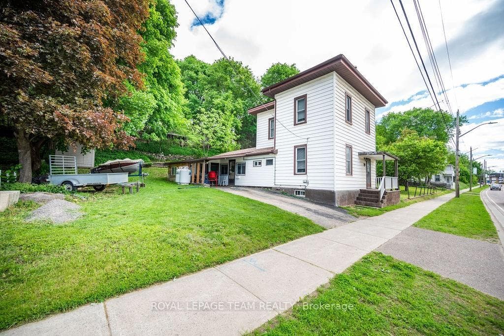 29 BONNECHERE Street photo 8