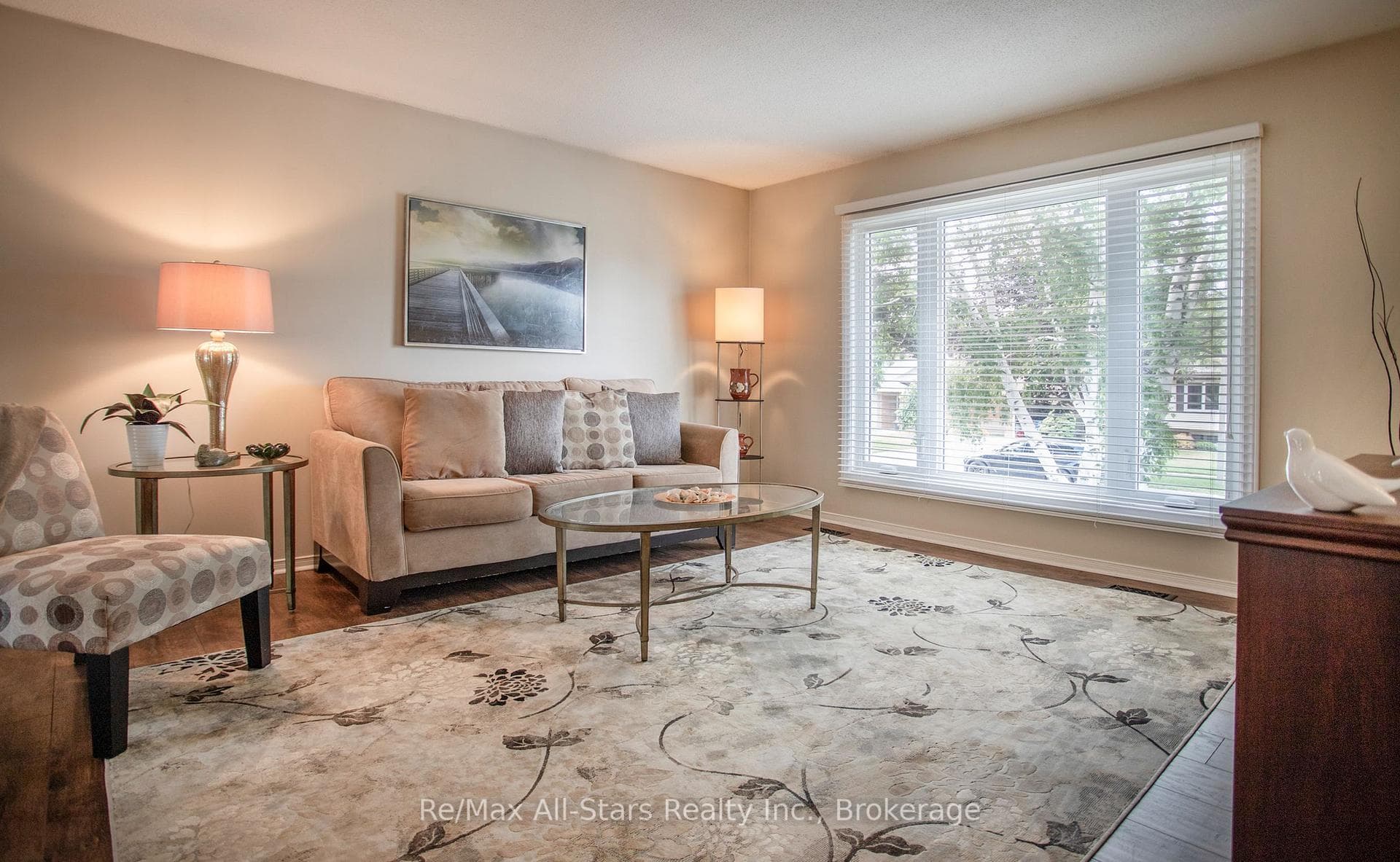 39 Applewood Crescent photo 6