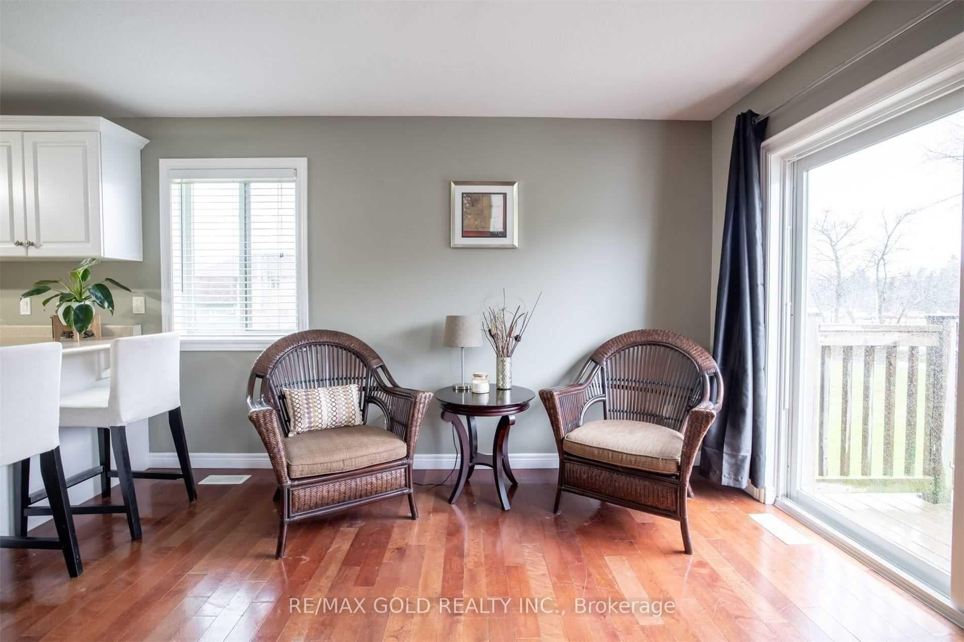 11 Rose Avenue photo 12