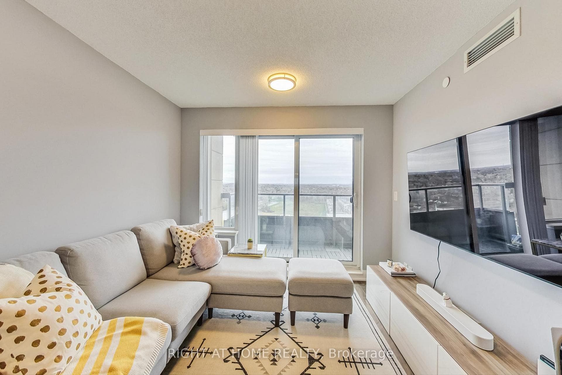 18 Uptown Drive Unit 1811 photo 6